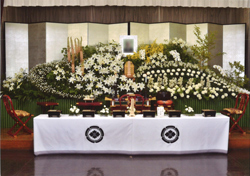 茨城県水戸市のオケキ葬祭セレモニーホールでの花祭壇での葬儀画像
